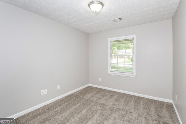 Building Photo - 897 Raintree Ct SE