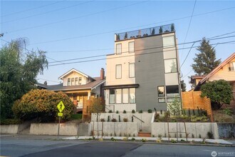 Building Photo - 2bd/1.75ba Seattle Townhome