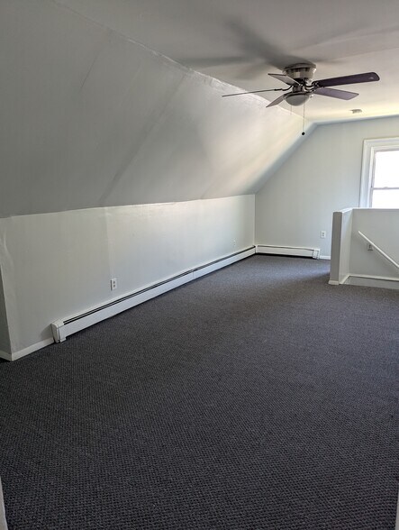 Building Photo - 933 Kossuth St