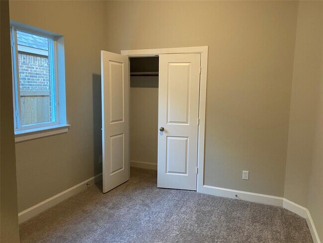 Building Photo - 343 Jolly Ginger Dr