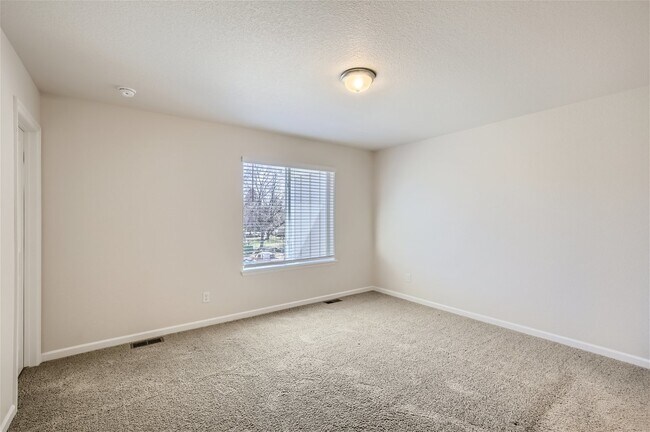 Building Photo - Beautiful SW Longmont Townhome