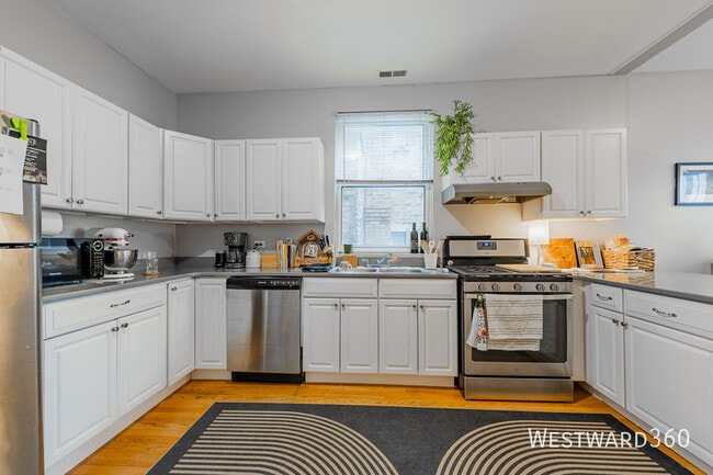 Building Photo - 3242 N Hoyne-1