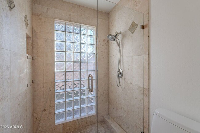 Building Photo - 3-bedroom townhome in great central Phoeni...