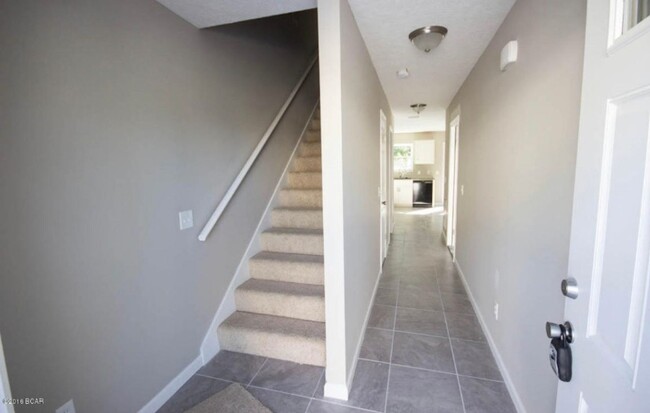 Building Photo - Cute townhome with 3 bd,2.5 bath, with gar...