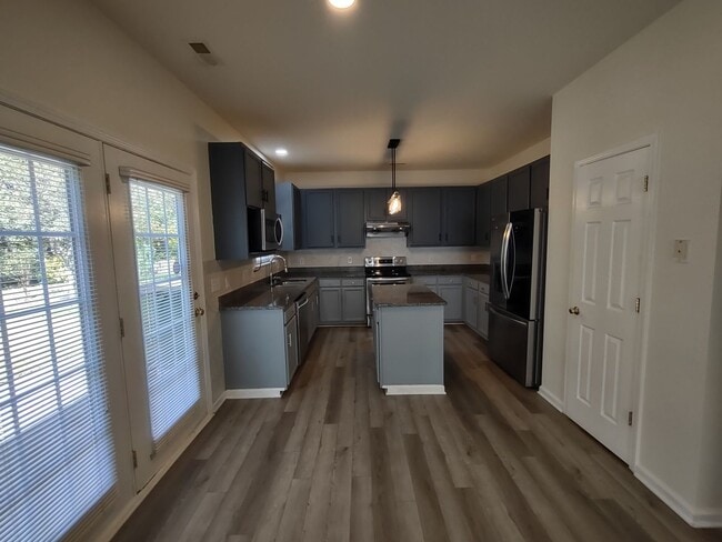 Building Photo - Beautiful 2-story home located in the Reed...