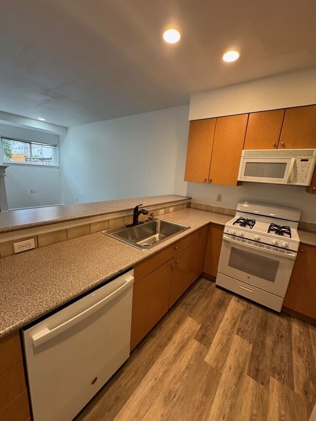 Building Photo - Gated 2 beds 2.5 baths townhome in Ashburn...