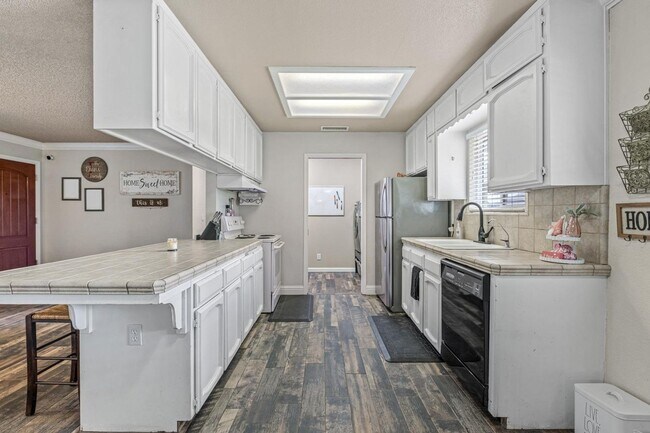 Building Photo - Madera Ranchos Home, 3BR/2BA, Built 1986 -...