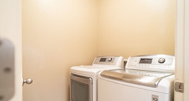 Building Photo - 2301 Giddens Dr