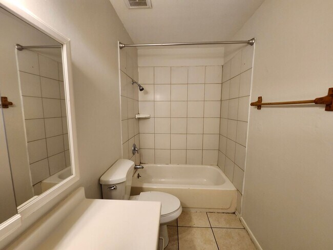 Building Photo - ****Move-In Special $500 off first month r...