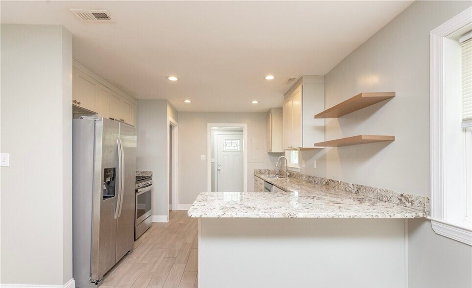 Kitchen - 1302 Mount Erin Dr