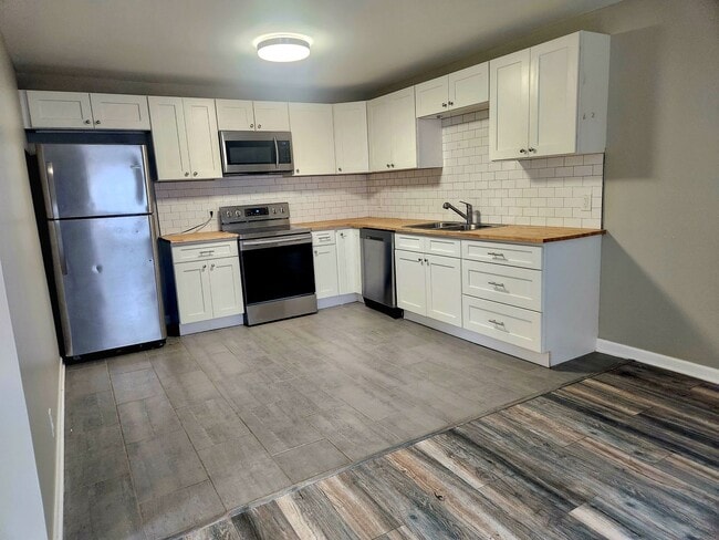 Building Photo - Large, family-friendly S. Knox 3br/2ba w office