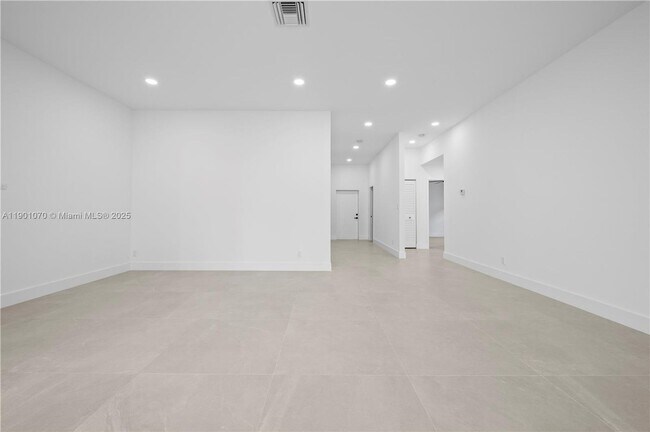 Building Photo - 1041 W Lakewood Rd