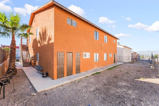 Building Photo - Upgraded 3 Bedroom Unit Near Air Force Base!