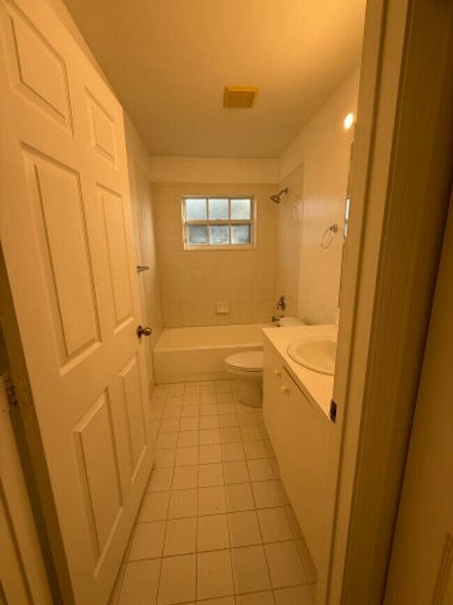 Building Photo - 100 Cocoplum Cir