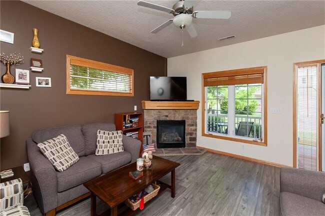 Building Photo - 946 Red Hawk Way SE