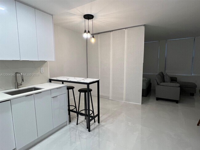 Building Photo - 2899 Collins Ave