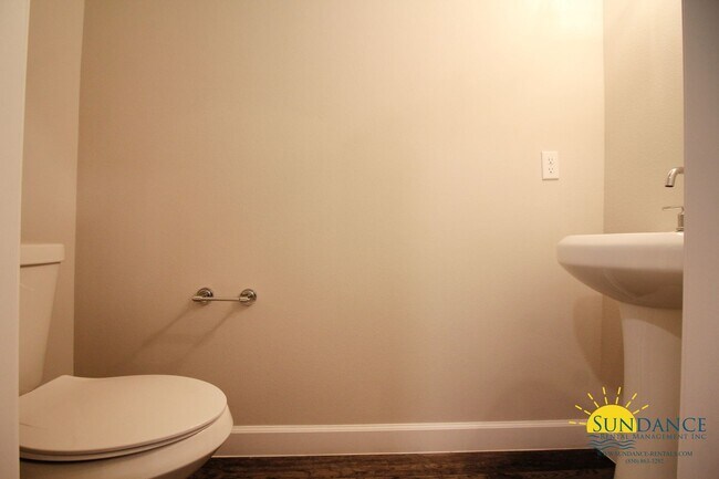 Building Photo - Custom Fort Walton Beach Townhouse in Gated Community!