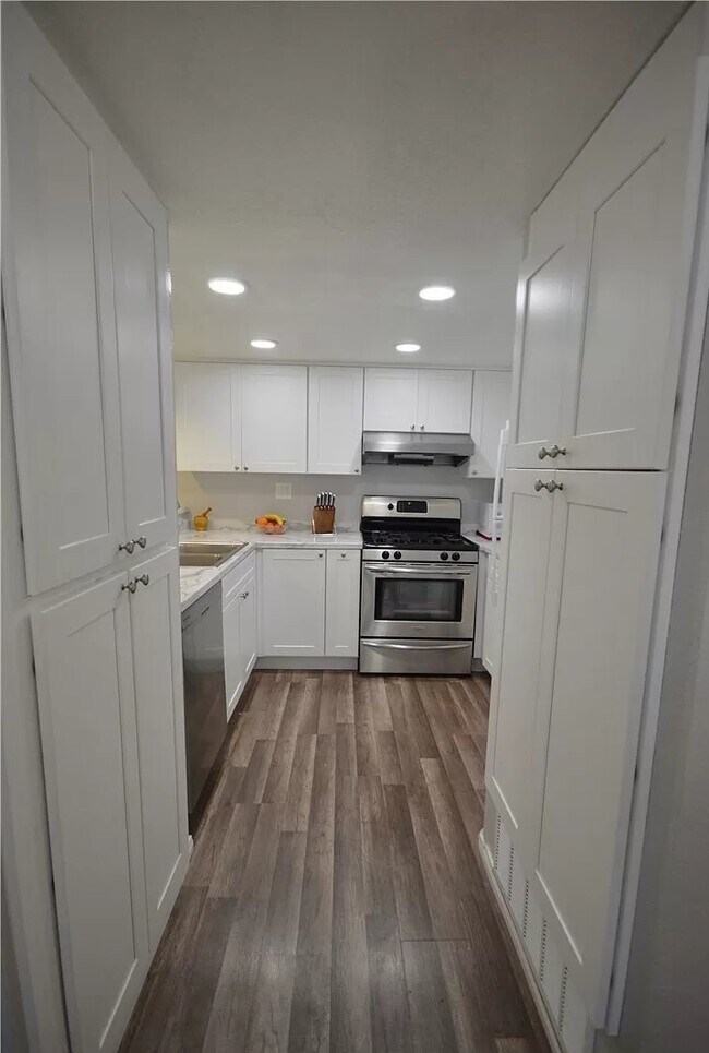 Building Photo - High-End Living in a Prime Area