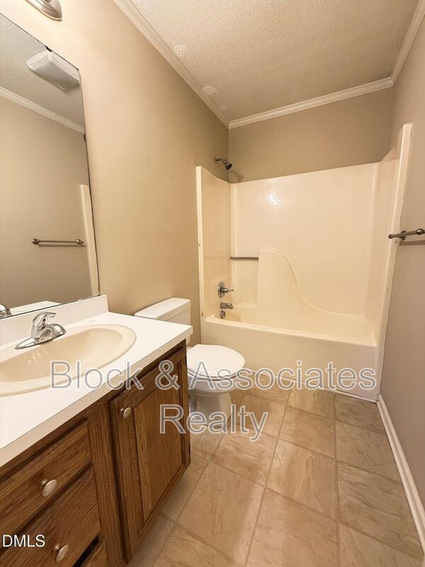 Building Photo - 120 Greenmont Ln