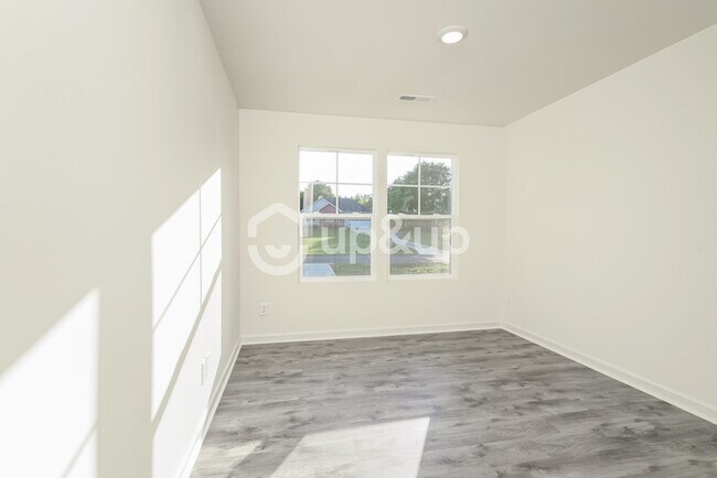 Building Photo - Fantastic 3bd/3ba home! Coming soon!