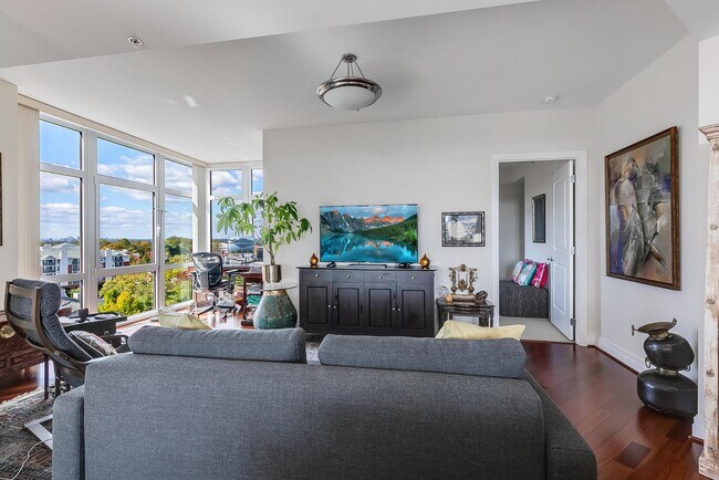 Building Photo - 8220 Crestwood Heights Dr