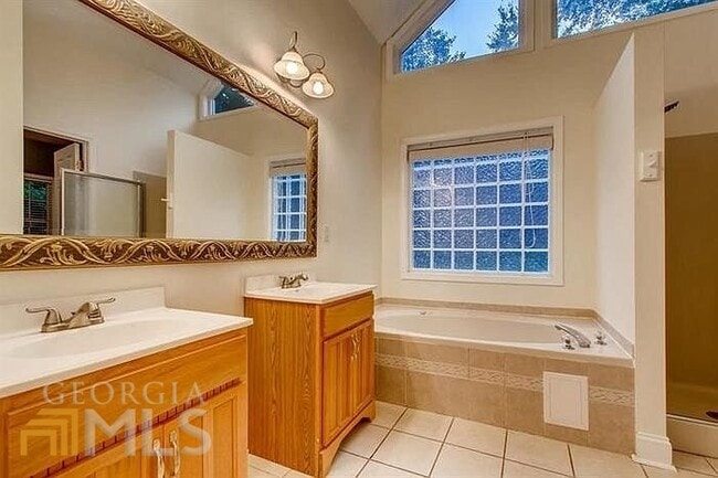 Building Photo - 154 Strathmore Dr