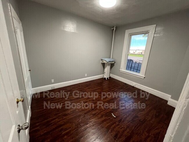 Building Photo - 64 Hollis St