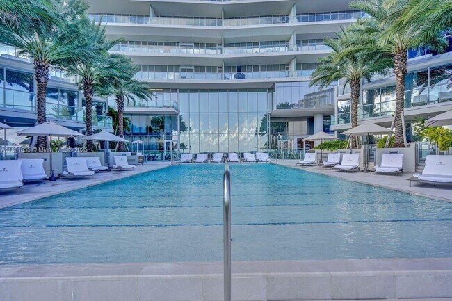 Building Photo - 18501 Collins Ave