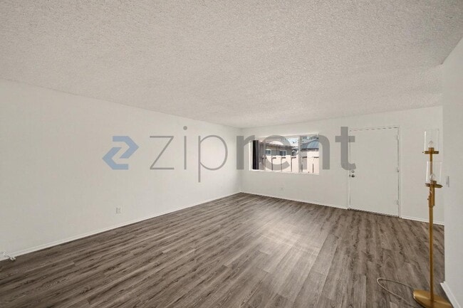 Building Photo - Unit