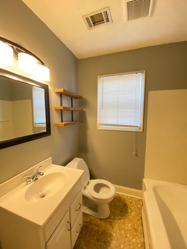 Building Photo - Great Location! Available Now!