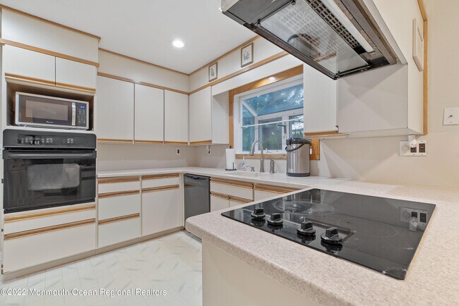 Building Photo - 2 Karen Ct