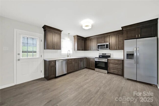 Building Photo - Fully Remodeled | 2BR/1.5BA Condo | Willowbrook