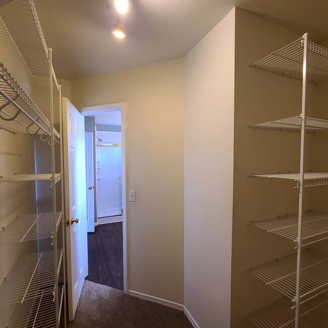 Building Photo - Beautiful home in Briargate Fairfax - D20 - ready to move in NOW!