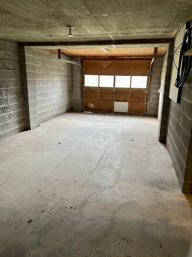 Building Photo - Large home in convent Blacksburg location