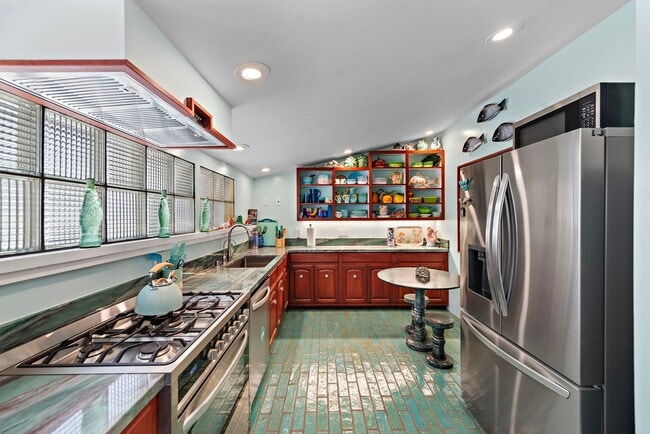 Building Photo - Ever dreamed of living under the sea?!
