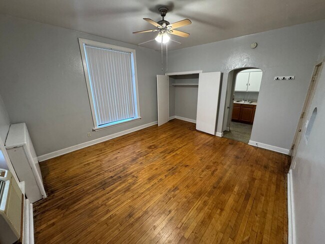 Building Photo - Large one room efficiency with large kitchen