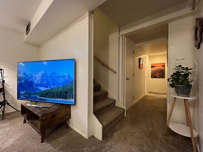 Building Photo - Spacious 4 Bed/3.5 Bath in Boulder - Available July 6th!