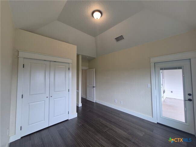 Building Photo - 427 Primrose Path