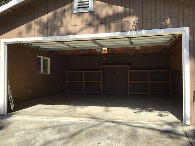 Building Photo - Old Roseville 2 bedroom