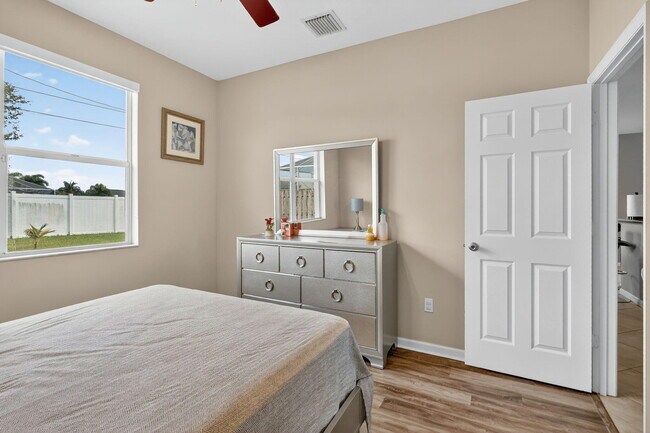 Building Photo - 1971 SW Breezeway St