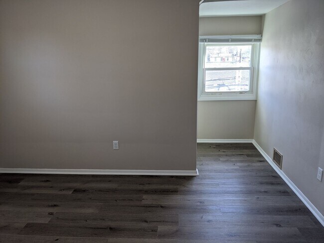 Building Photo - 1826 W 8th St