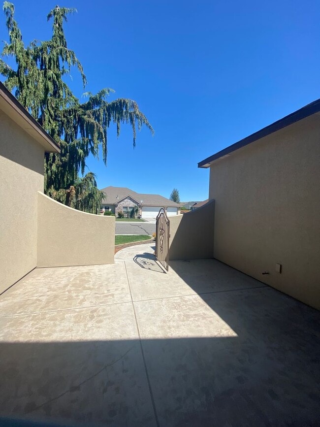 Building Photo - Beautiful, One Level Living in South Richland!