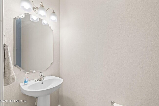 Building Photo - 121 Thistleton Wy