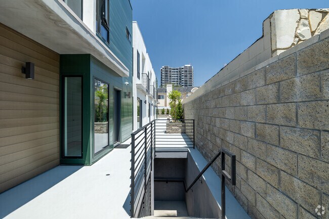 Building Photo - 373 W Doran St