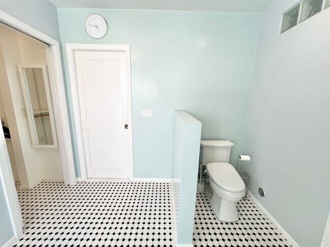 Building Photo - Charming Bixby Knolls Corner Home with Yard, Cabana, & A/C