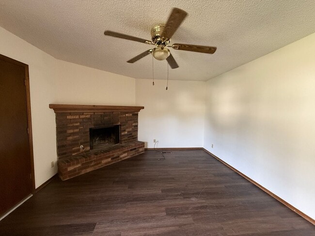 Building Photo - 3 Bed Duplex Living Room and Fireplace