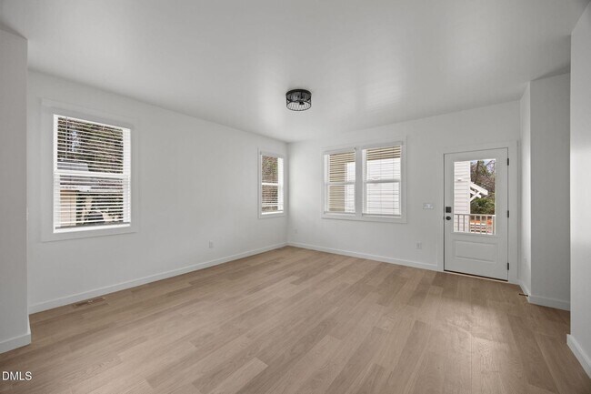 Building Photo - 2811 Wilcox Pl