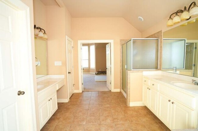 Building Photo - 11608 Spicewood Pkwy