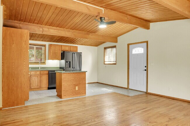 Building Photo - $1,950, 3-bedroom, 1-bathroom house in Col...
