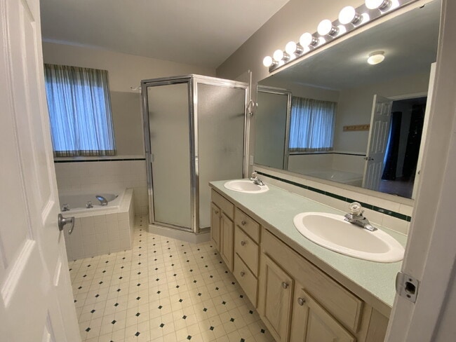 Building Photo - Spacious 4-bedroom with Panoramic Deck Nex...